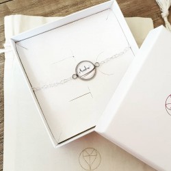 Bracelet avec rond blanc et prénom contenant vos mèches de cheveux sans lait maternel