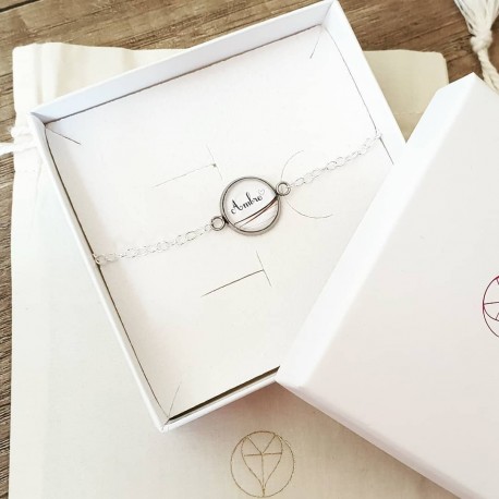 Bracelet avec rond blanc et prénom contenant vos mèches de cheveux sans lait maternel