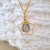 Collier avec pendentif étoile en plaqué or et perle contenant vos mèches de cheveux CM02