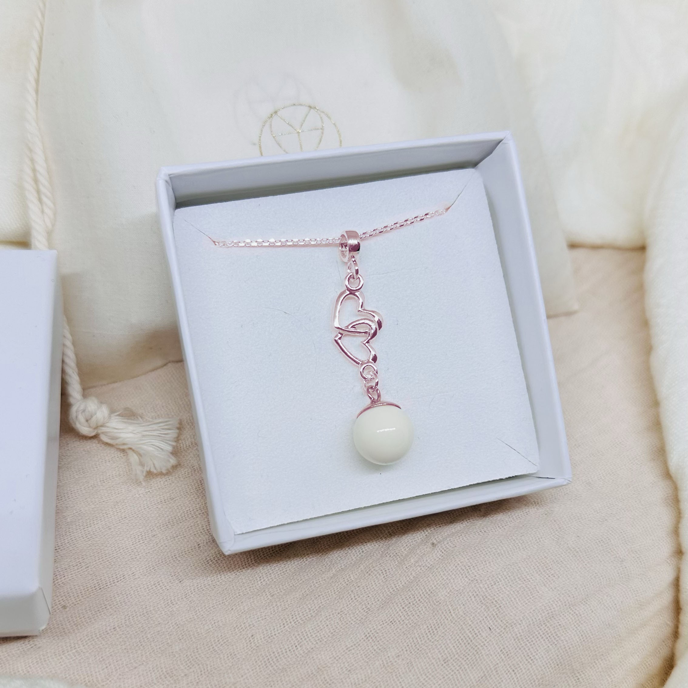 Collier En Perles Avec Breloques En Forme De Cœur