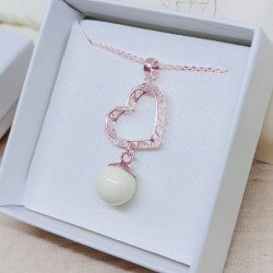 Collier avec pendentif coeur ajouré doré à l'Or rose et perle contenant votre lait maternel et/ou mèches de cheveux C42