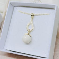 Collier avec pendentif goutte ajourée doré à l'Or et perle contenant votre lait maternel et/ou mèches de cheveux C45