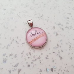 Collier avec pendentif rond rose et prénom contenant vos mèches de cheveux