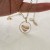 Collier avec pendentif rond et cœur contenant vos mèches de cheveux